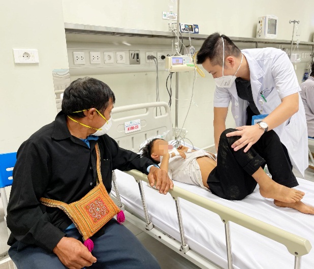 Trẻ nguy kịch v&igrave; ngộ độc quả hồng tr&acirc;u - Ảnh 2.