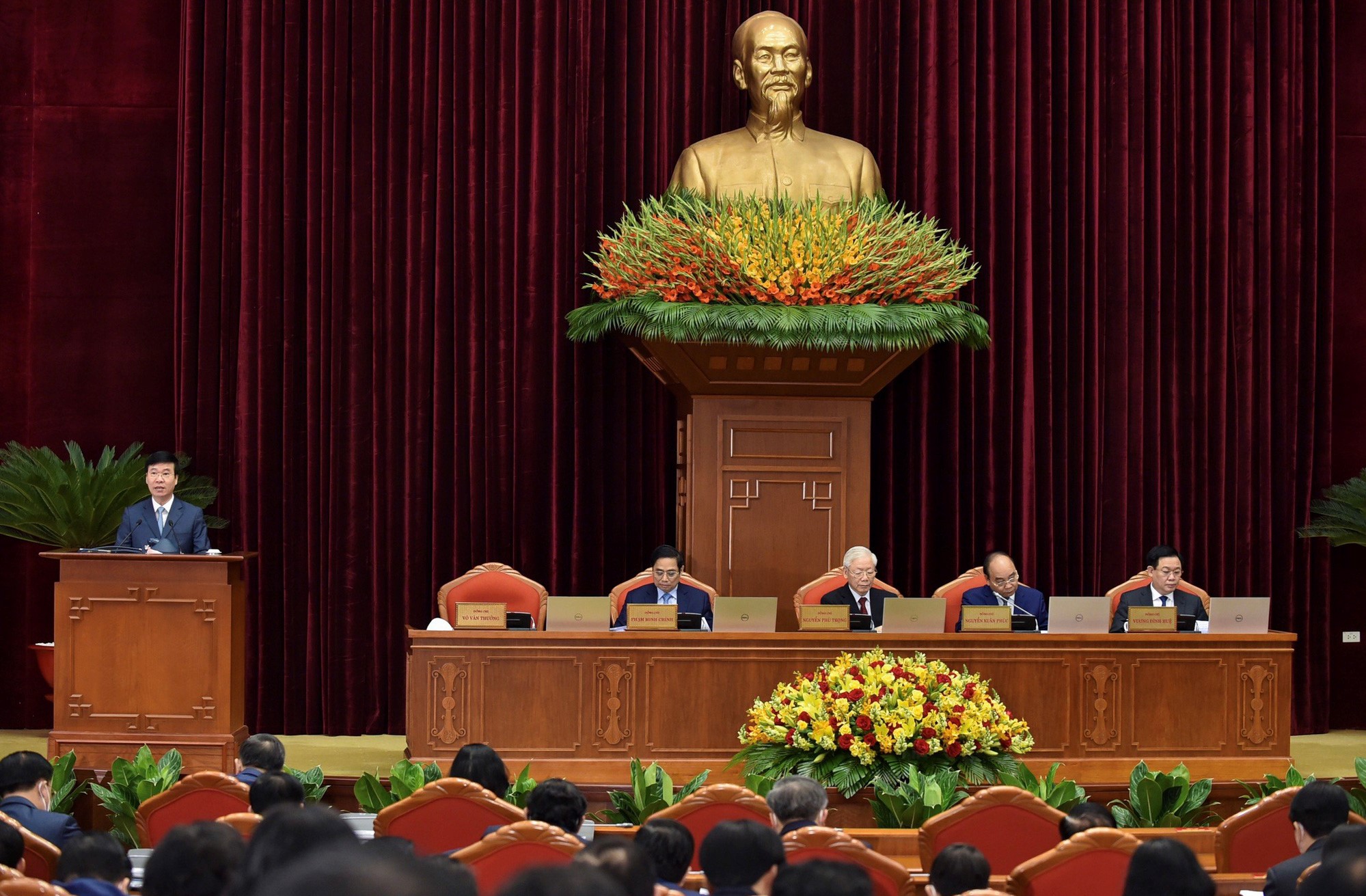Ông Võ Văn Thưởng điều hành thảo luận tại Hội nghị Trung ương 4