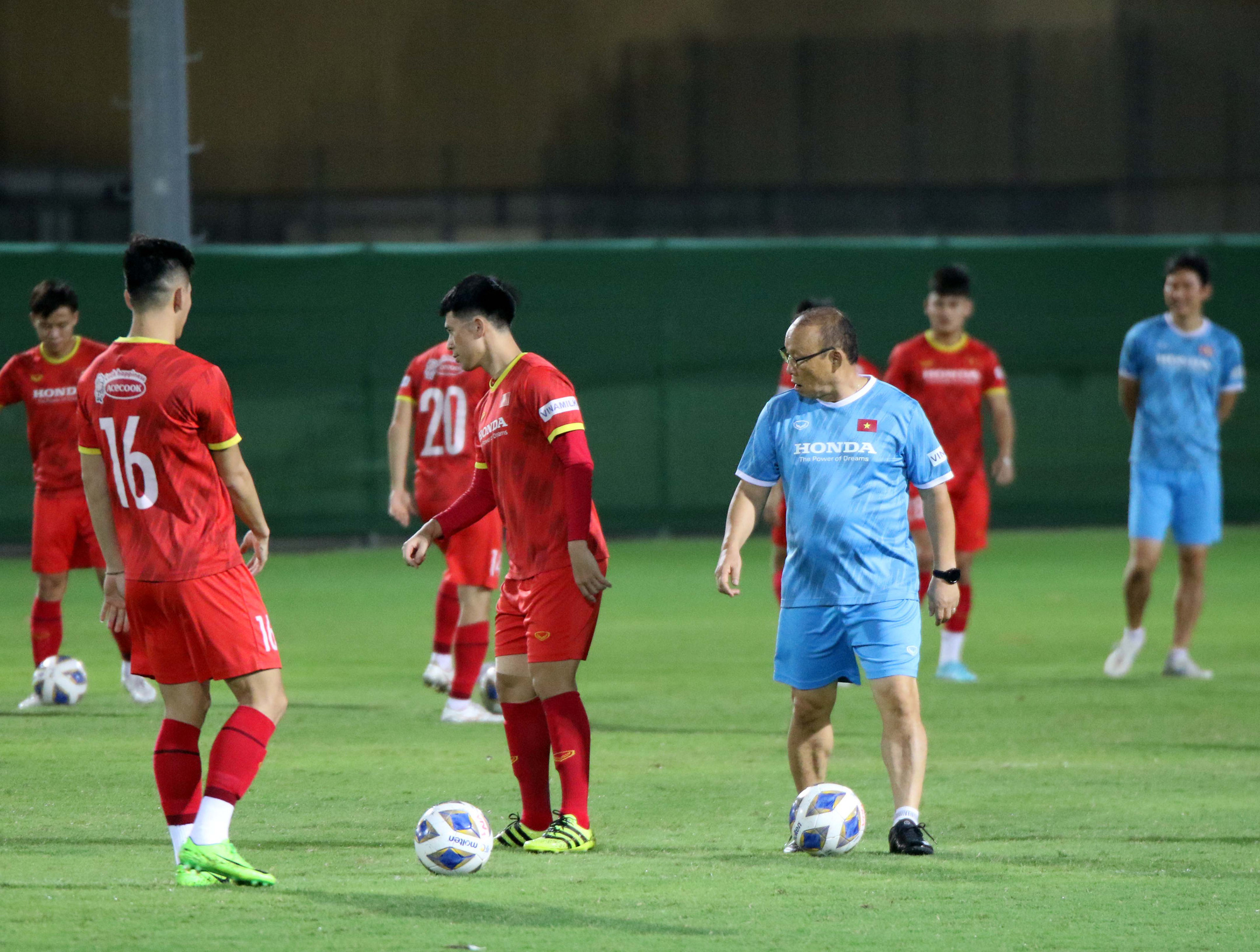 Nguyễn Th&agrave;nh Chung: Thiếu Văn Hậu, Trọng Ho&agrave;ng l&agrave; tổn thất lớn đối với tuyển Việt Nam - Ảnh 8.