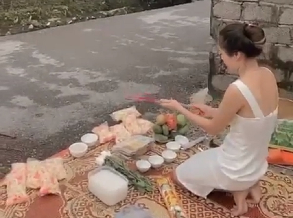 Xôn xao clip người phụ nữ mang vàng hương tới trước nhà "con nợ" thắp hương cúng bái