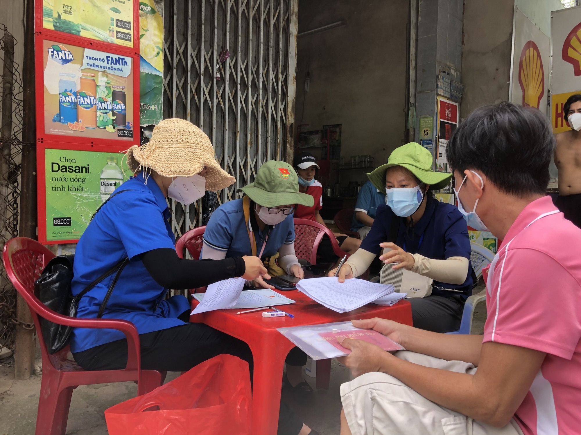 Còn gặp khó trong việc chi hỗ trợ cho người dân - Ảnh 1.