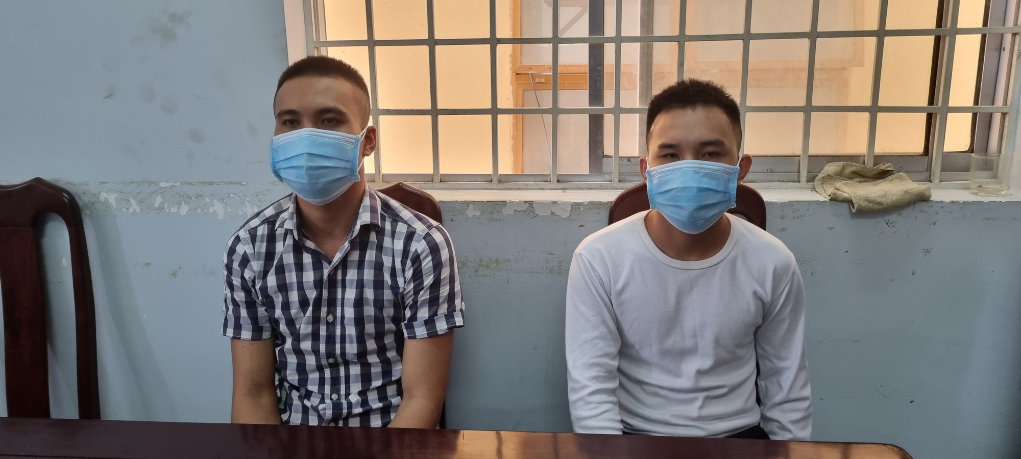 Khỏi bệnh Covid-19, 2 đối tượng trốn truy n&atilde; trở về qu&ecirc; th&igrave; bị bắt - Ảnh 2.