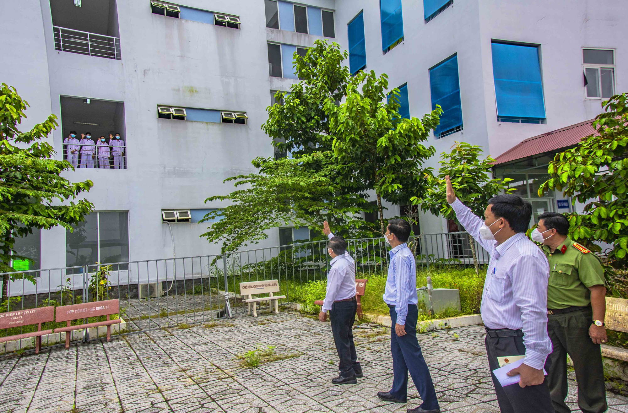 Chủ tịch Cần Thơ thăm, tặng quà bệnh nhân Khmer mắc Covid-19 - Ảnh 1.