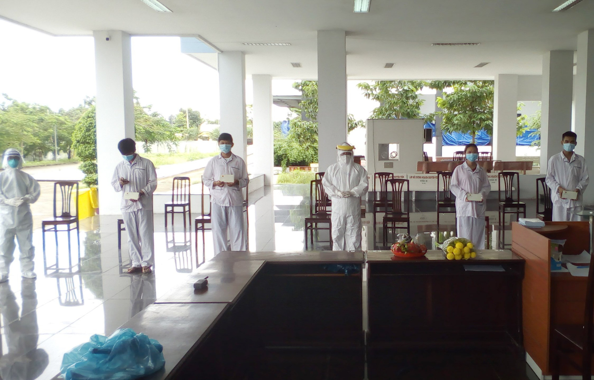 Chủ tịch Cần Thơ thăm, tặng quà bệnh nhân Khmer mắc Covid-19 - Ảnh 4.