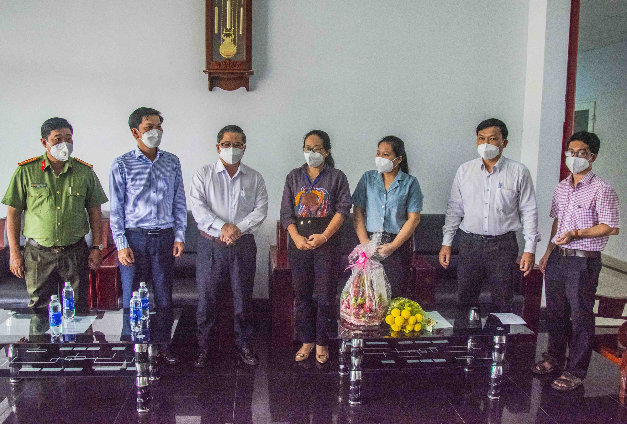 Chủ tịch Cần Thơ thăm, tặng quà bệnh nhân Khmer mắc Covid-19
