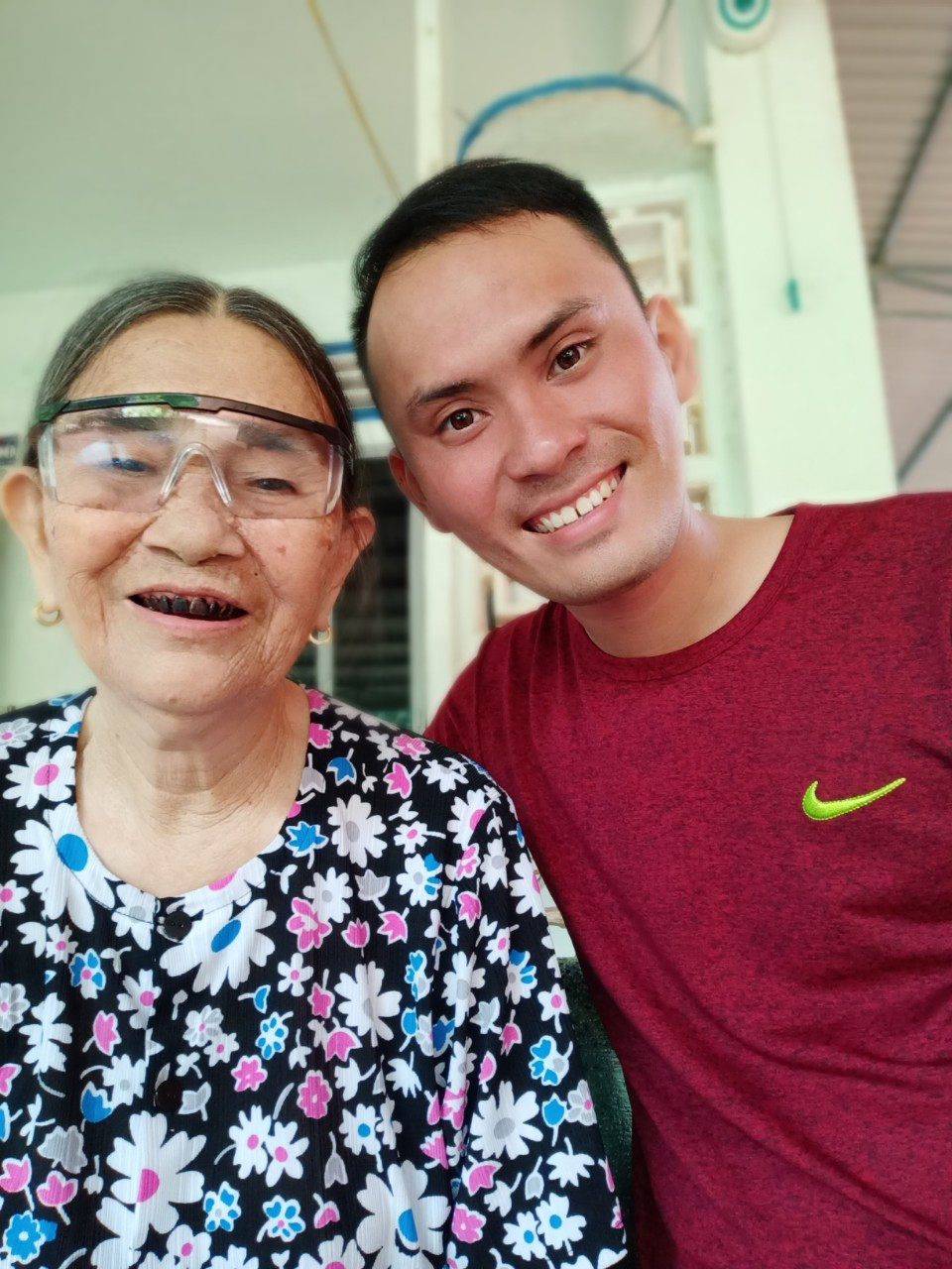 Răng đen, môi đỏ của bà - Ảnh 1.