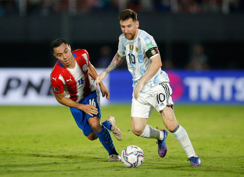 Vòng loại World Cup 2022: Messi "tịt ngòi", Argentina bị Brazil bỏ xa