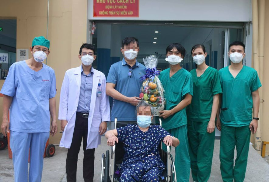 Gần trăm tuổi v&agrave; bị suy tim, cụ b&agrave; ở TP HCM vẫn chiến thắng Covid-19 ngoạn mục - Ảnh 1.