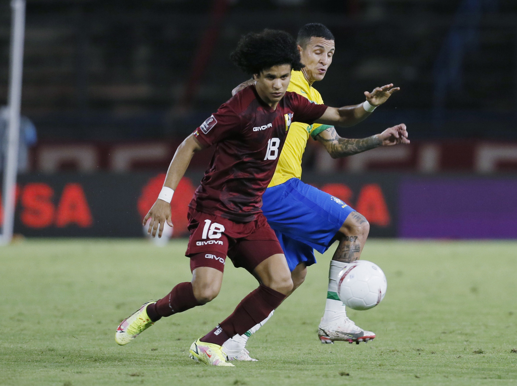 Ngược d&ograve;ng si&ecirc;u hạng, Brazil vững ng&ocirc;i đầu v&ograve;ng loại World Cup Nam Mỹ - Ảnh 1.