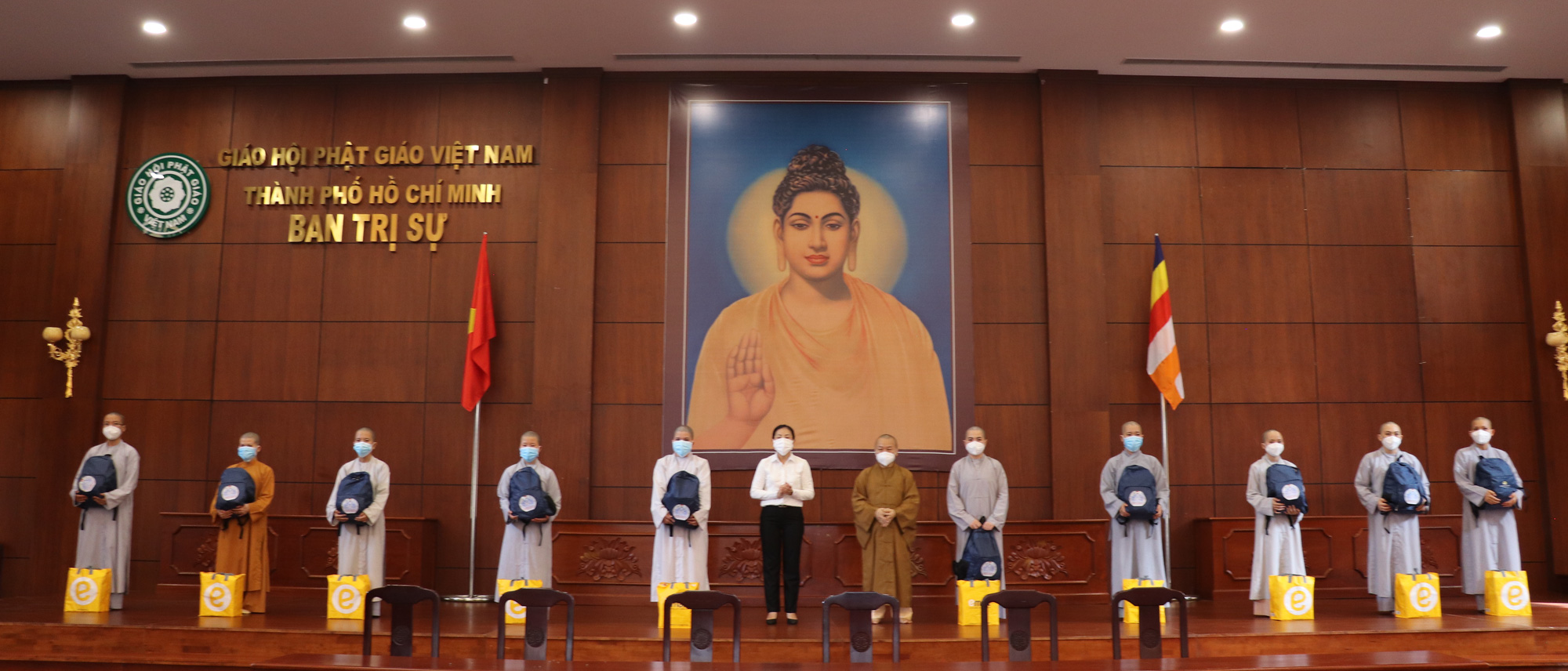 TP HCM: C&aacute;c t&igrave;nh nguyện vi&ecirc;n t&ocirc;n gi&aacute;o tiếp tục l&ecirc;n đường phục vụ c&aacute;c bệnh viện điều trị Covid-19 - Ảnh 2.