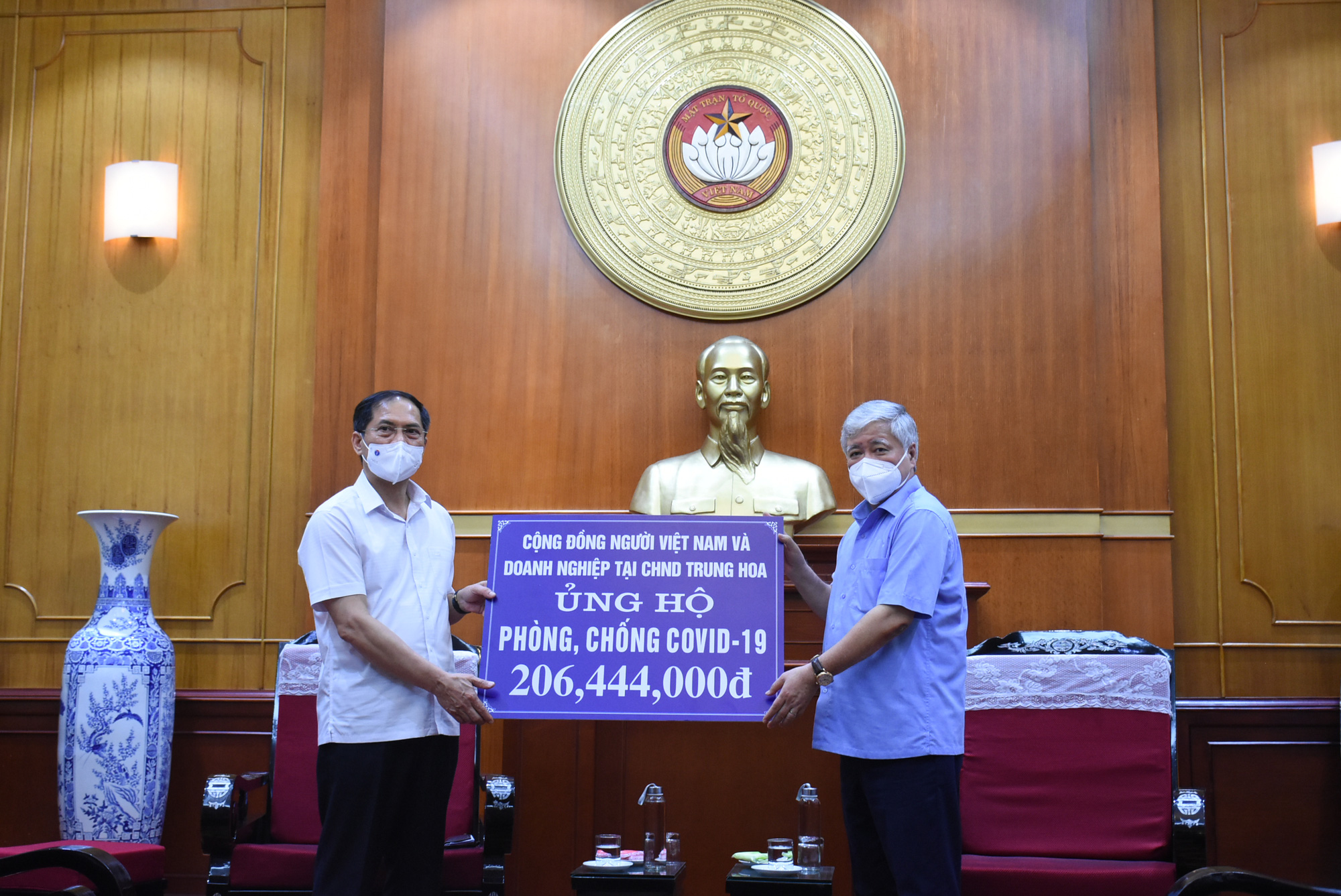 Trao hơn 3 tỉ đồng kiều bào ủng hộ phòng, chống dịch - Ảnh 1.