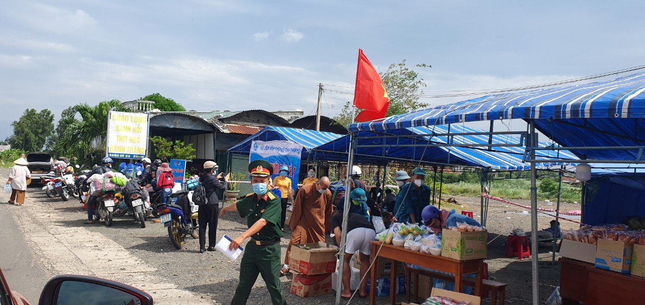 T&igrave;nh người Ph&uacute; Y&ecirc;n tại điểm dừng ch&acirc;n cho người d&acirc;n về qu&ecirc; - Ảnh 1.