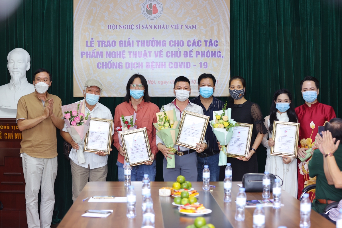 Nghệ sĩ s&acirc;n khấu h&agrave;o hứng với chủ đề ph&ograve;ng, chống Covid-19 - Ảnh 2.
