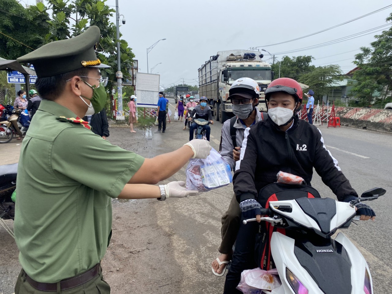Phương kế lâu dài giữ chân người lao động