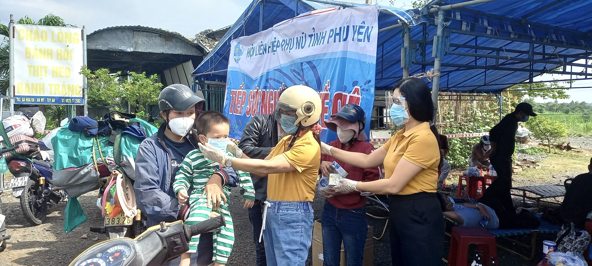 T&igrave;nh người Ph&uacute; Y&ecirc;n tại điểm dừng ch&acirc;n cho người d&acirc;n về qu&ecirc; - Ảnh 3.