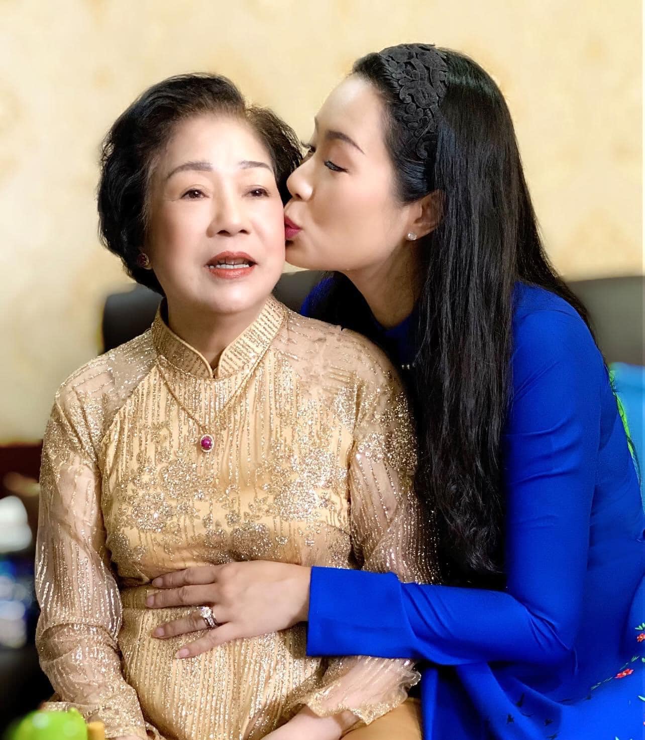 NSƯT Trịnh Kim Chi nghẹn ng&agrave;o tiễn biệt mẹ, đồng nghiệp x&uacute;c động - Ảnh 2.
