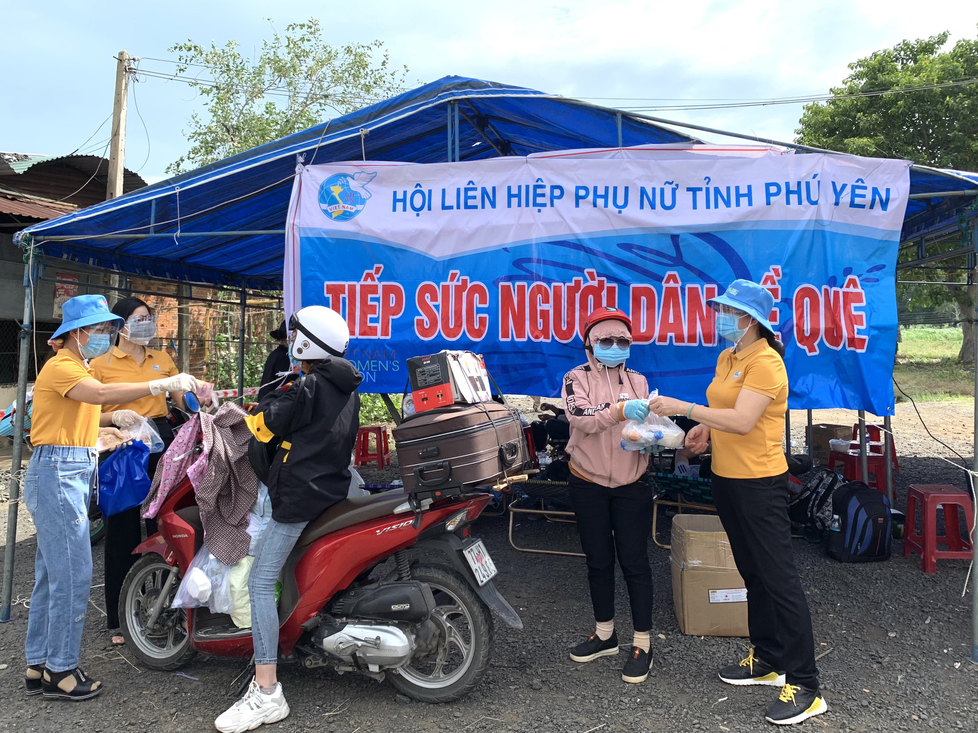 T&igrave;nh người Ph&uacute; Y&ecirc;n tại điểm dừng ch&acirc;n cho người d&acirc;n về qu&ecirc; - Ảnh 4.