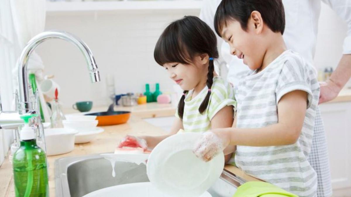 Nên đi làm lại hay ở nhà với con?