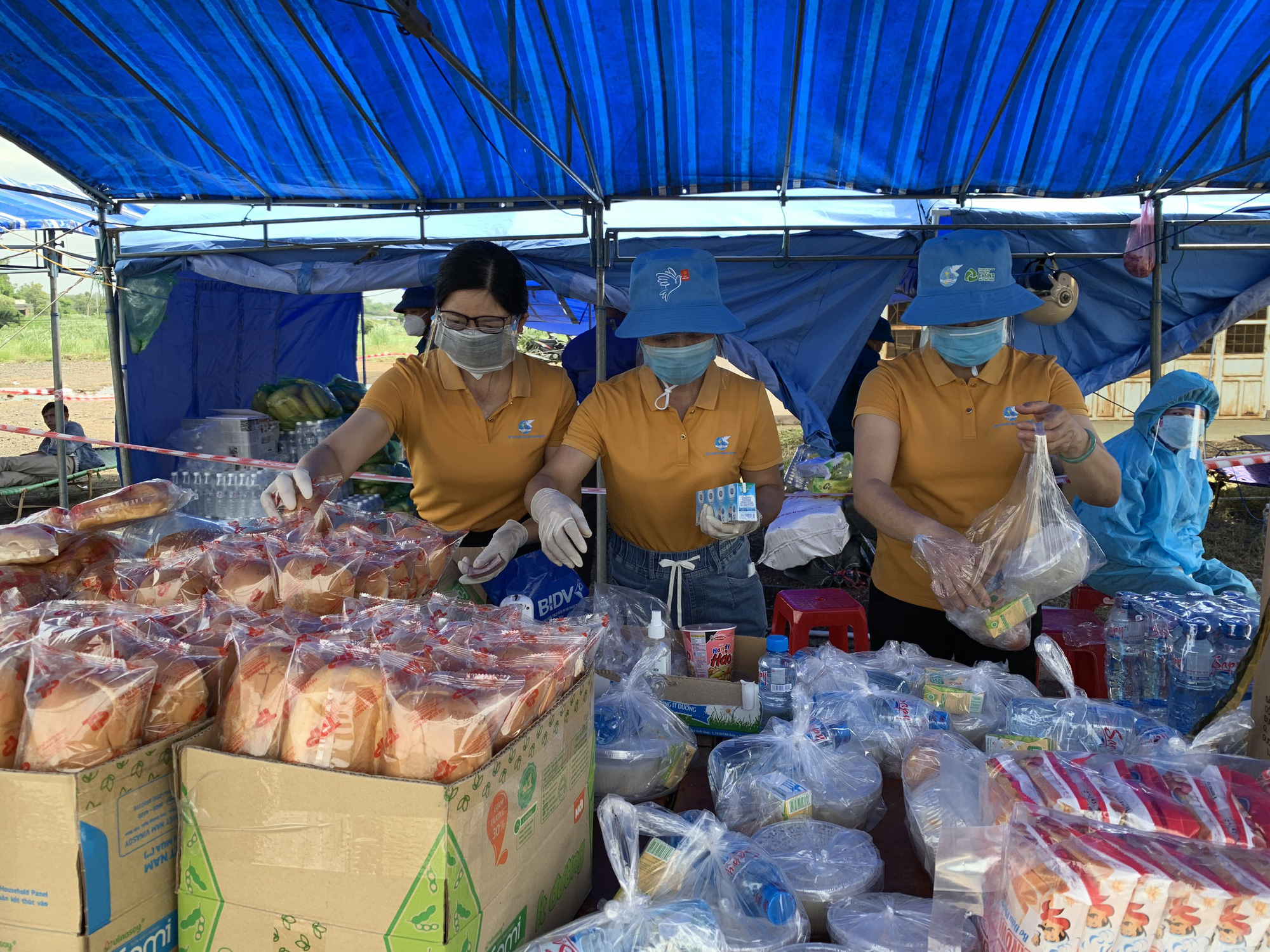 T&igrave;nh người Ph&uacute; Y&ecirc;n tại điểm dừng ch&acirc;n cho người d&acirc;n về qu&ecirc; - Ảnh 2.