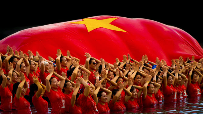 Cuộc thi ảnh Thiêng liêng cờ Tổ quốc: Lan tỏa một tình yêu - Ảnh 1.