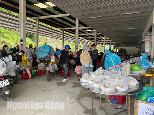 Người dân về quê qua Đà Nẵng được tặng từ đôi dép đến xe máy - Ảnh 7.
