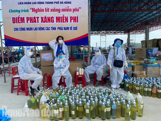 Người dân về quê qua Đà Nẵng được tặng từ đôi dép đến xe máy - Ảnh 13.