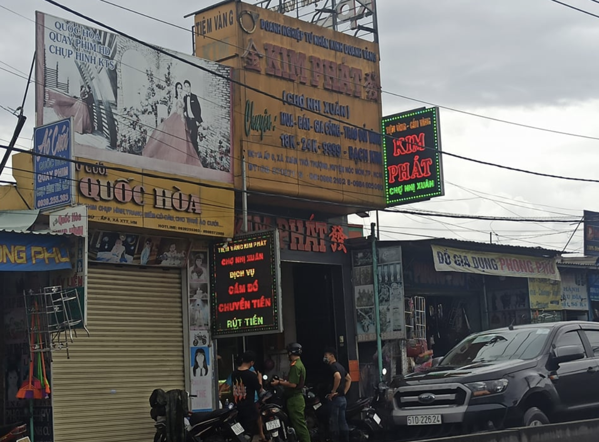 Bắt khẩn cấp đối tượng cướp tiệm v&agrave;ng ở huyện H&oacute;c M&ocirc;n, TP HCM - Ảnh 3.