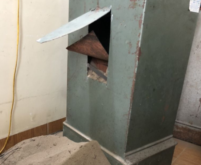 Bịt k&iacute;n mặt, đột nhập c&ocirc;ng ty ph&aacute; 2 k&eacute;t sắt trộm gần 1 tỉ đồng - Ảnh 2.