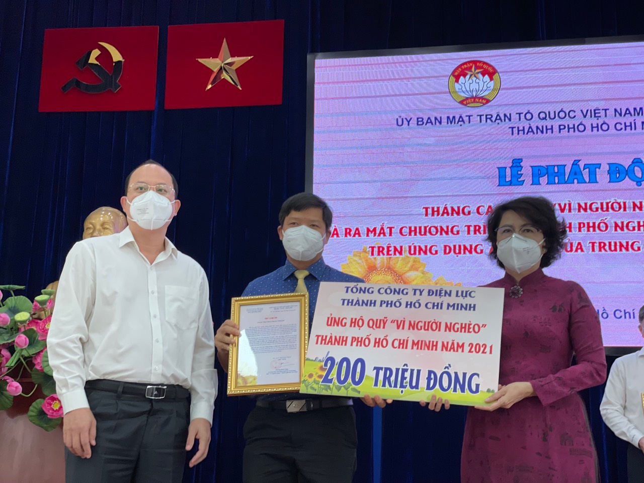 EVNHCMC ủng hộ 200 triệu đồng Quỹ “Vì người nghèo” của TP HCM