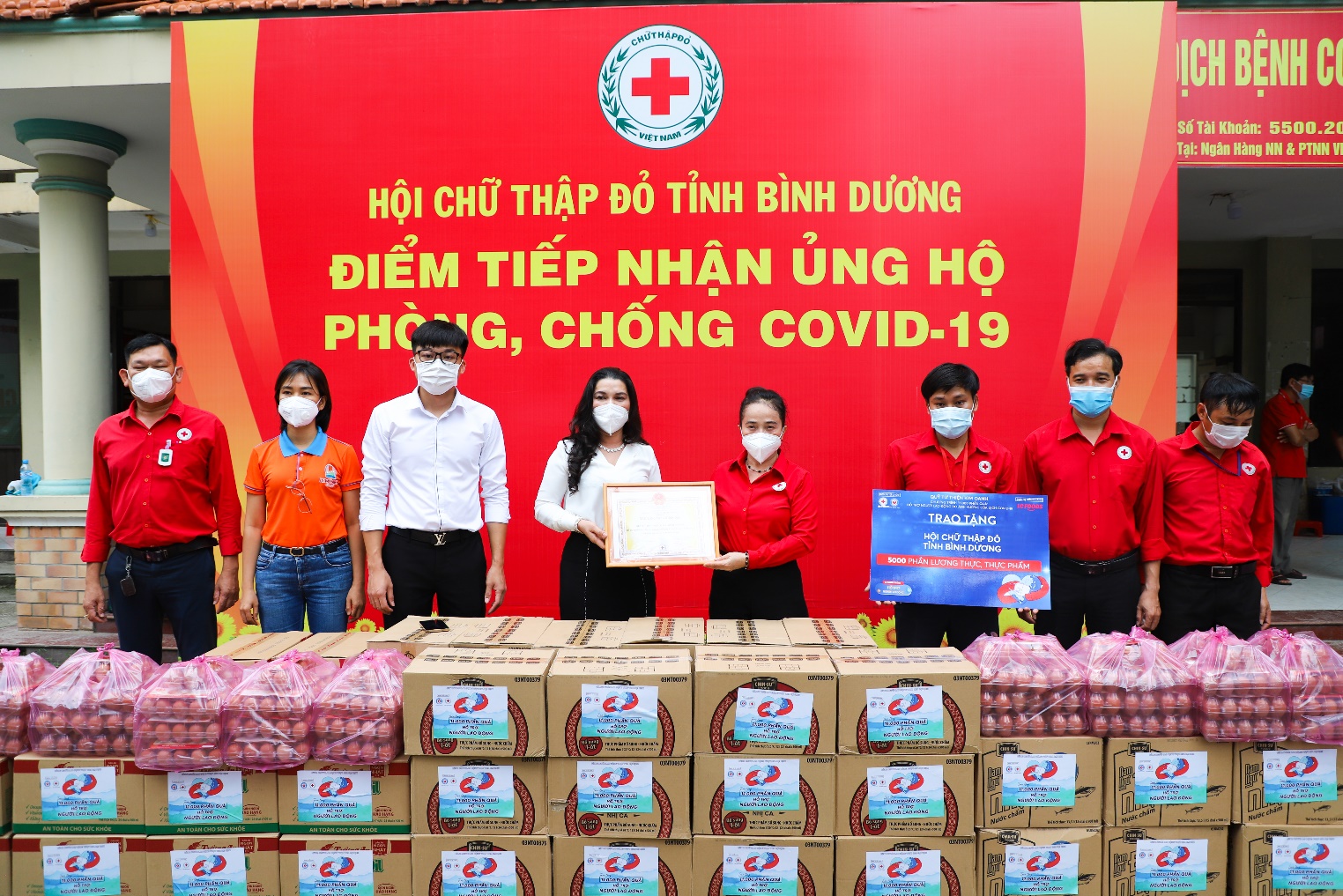 Quỹ Từ thiện Kim Oanh tiếp tục hỗ trợ người dân vùng dịch