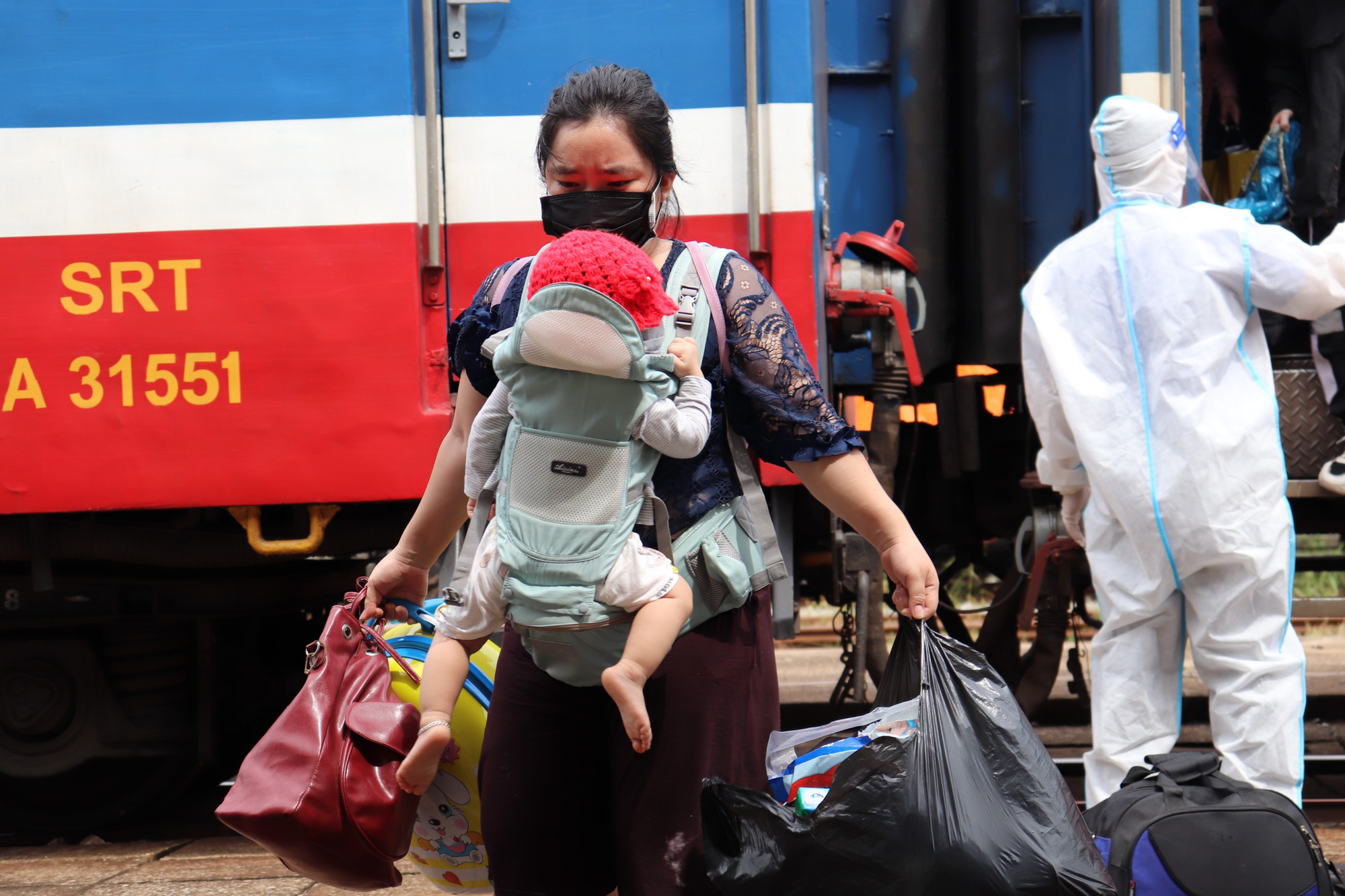Chùm ảnh: Chuyến tàu "đặc biệt" đưa 700 công dân Quảng Bình hồi hương
