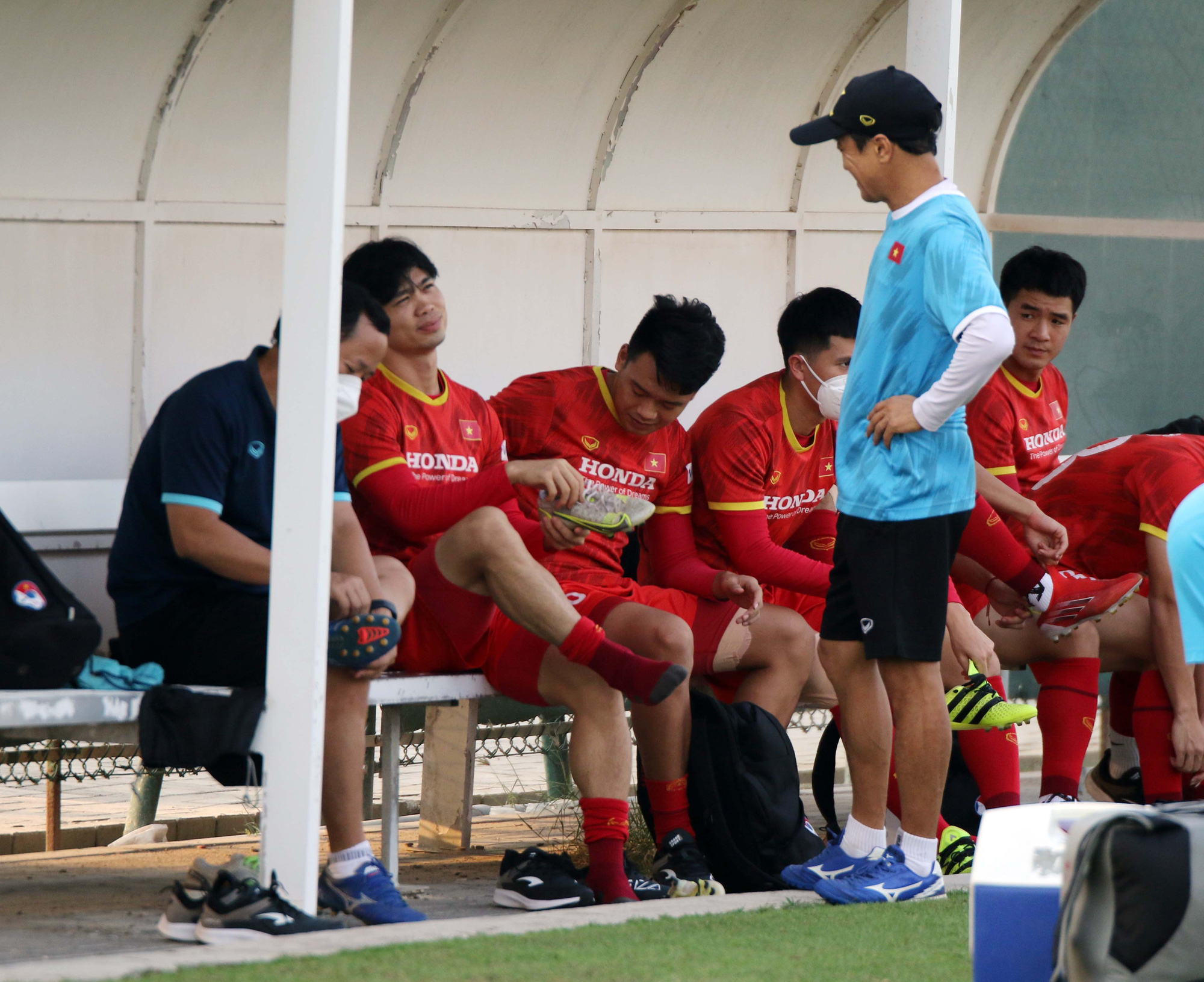 Những cầu thủ n&agrave;o phải chia tay đồng đội sau trận thua trước đội tuyển Trung Quốc? - Ảnh 2.