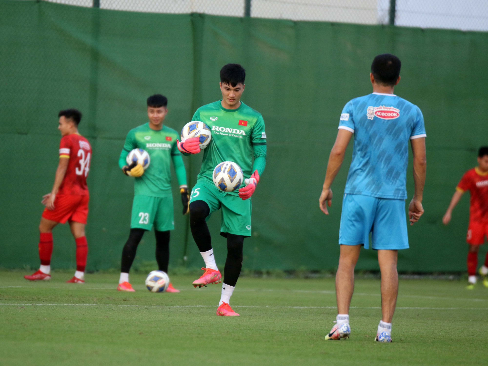 Những cầu thủ n&agrave;o phải chia tay đồng đội sau trận thua trước đội tuyển Trung Quốc? - Ảnh 3.