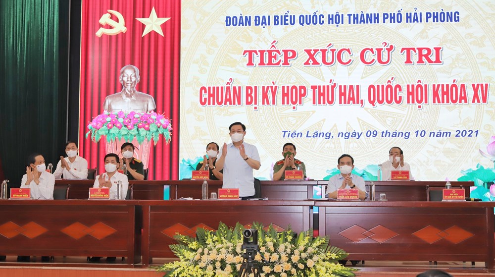 Chủ tịch Quốc hội Vương Đ&igrave;nh Huệ tiếp x&uacute;c cử tri Hải Ph&ograve;ng - Ảnh 3.