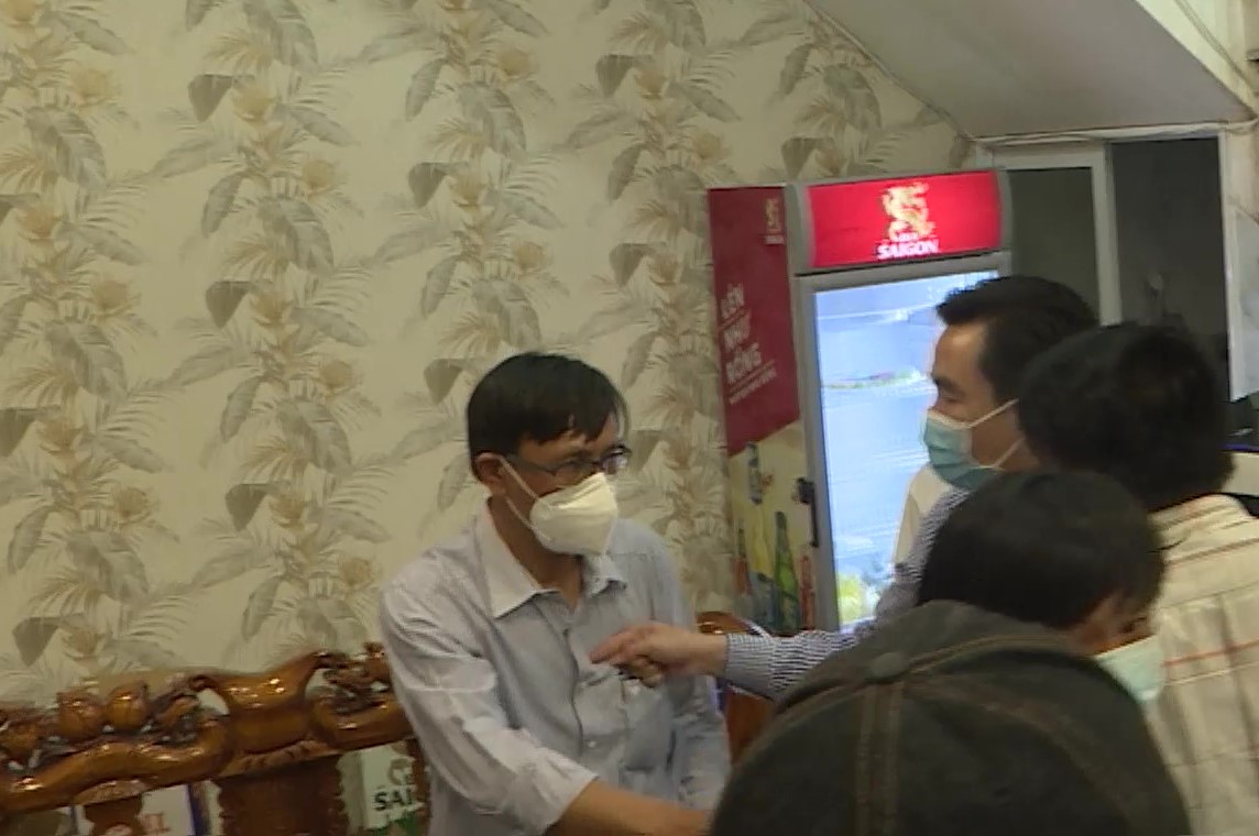 Người đ&agrave;n &ocirc;ng hỏi &ldquo;m&agrave;y c&ocirc;ng t&aacute;c ở Đội n&agrave;o&rdquo; khi bị kiểm tra tập trung ăn nhậu trong v&ugrave;ng cam - Ảnh 2.