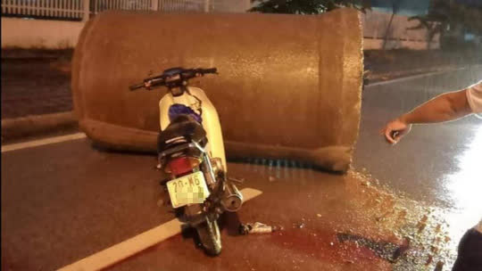 Tông vào ống cống chắn ngang đường, đôi nam nữ sắp cưới tử vong