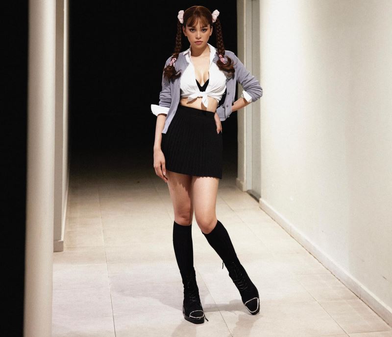 Hoa hậu Trần Tiểu Vy l&agrave; phi&ecirc;n bản xịn của Lisa BlackPink - Ảnh 1.