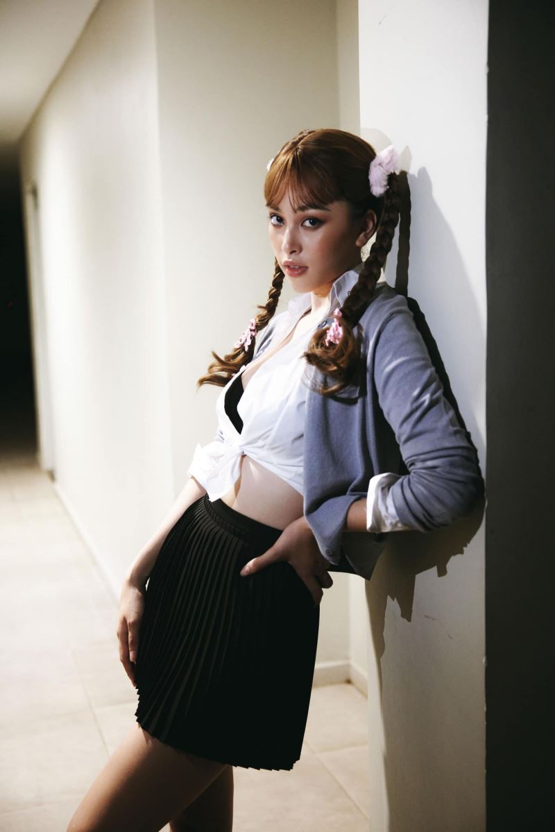 Hoa hậu Trần Tiểu Vy l&agrave; phi&ecirc;n bản xịn của Lisa BlackPink - Ảnh 2.