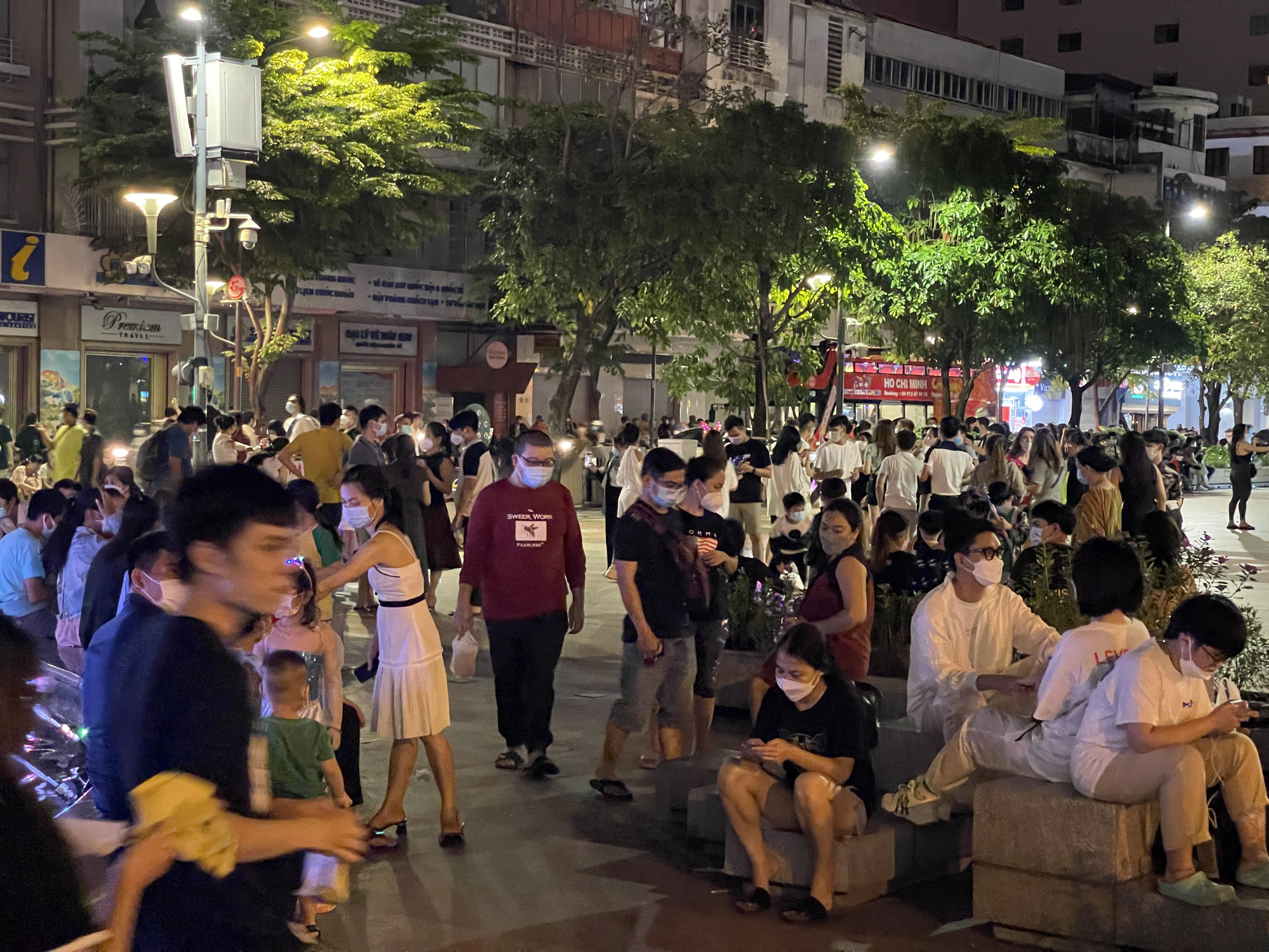 Cả ng&agrave;n người chen ch&acirc;n vui chơi ở phố đi bộ Nguyễn Huệ - Ảnh 7.