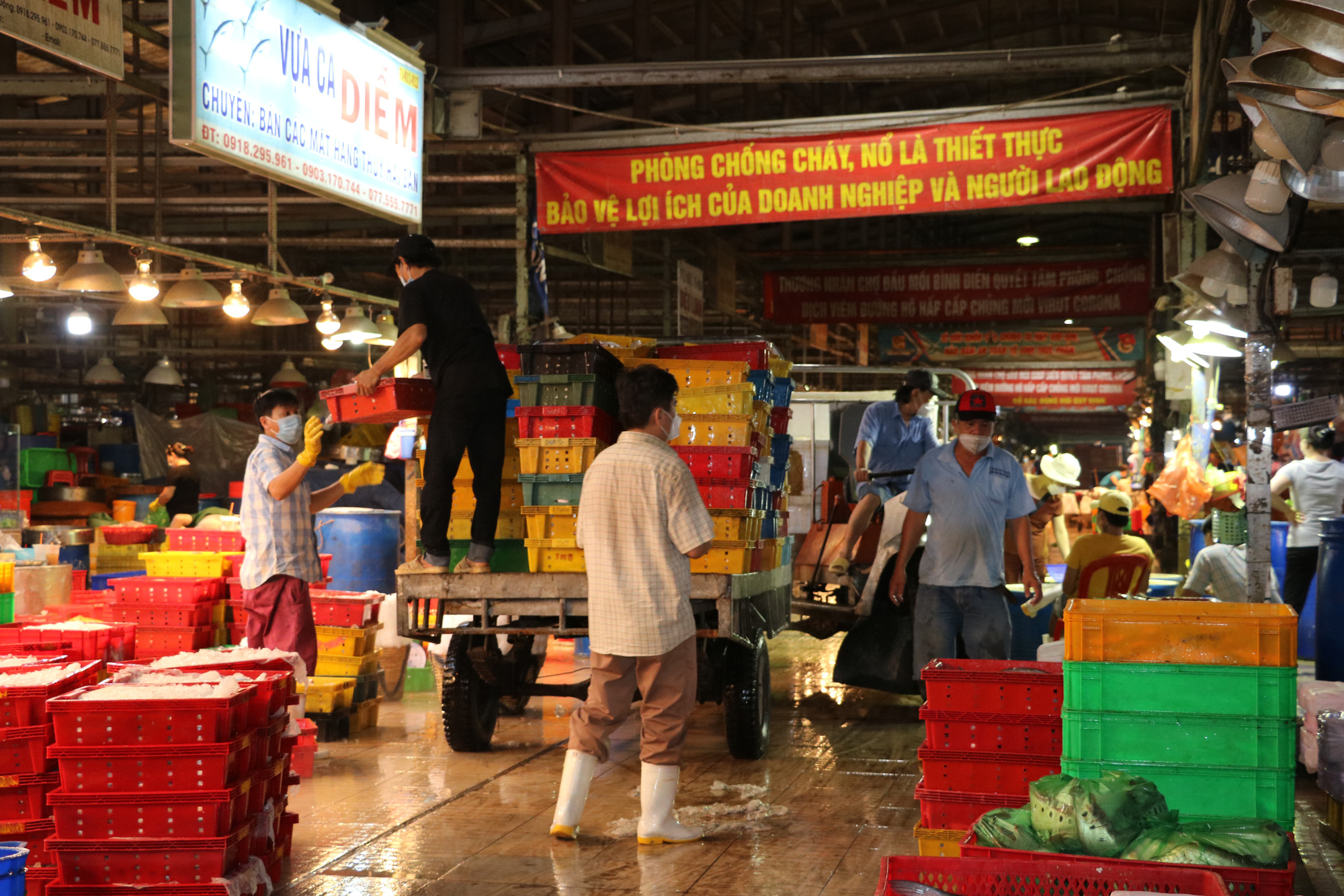 Khoảng 4.000 lượt người ra vào chợ đầu mối Bình Điền trong ngày đầu mở lại hoạt động
