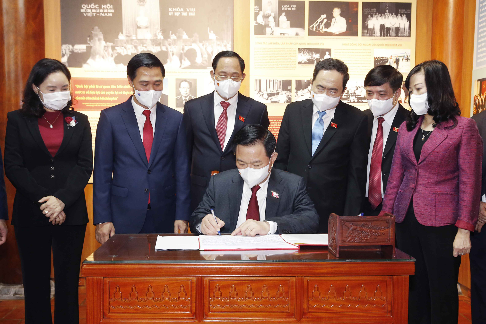 Dâng hương tưởng niệm nguyên Chủ tịch Quốc hội Lê Quang Đạo