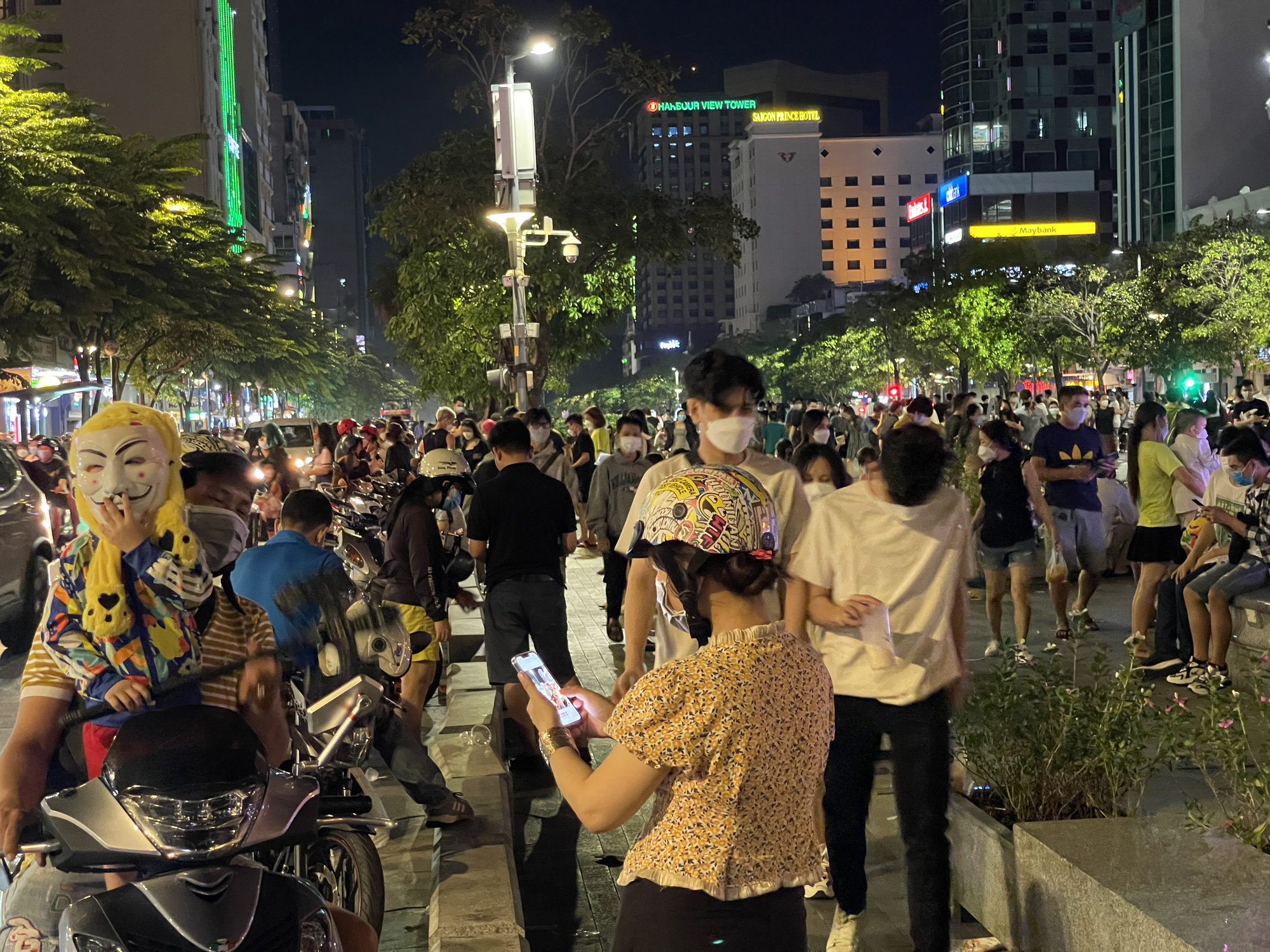 Cả ng&agrave;n người chen ch&acirc;n vui chơi ở phố đi bộ Nguyễn Huệ - Ảnh 5.