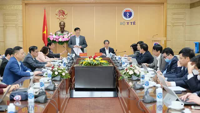 Bộ Y tế và Bộ GD-ĐT họp bàn trước khi mở cửa hàng loạt trường học - Ảnh 1.