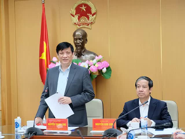 Bộ Y tế và Bộ GD-ĐT họp bàn trước khi mở cửa hàng loạt trường học - Ảnh 2.