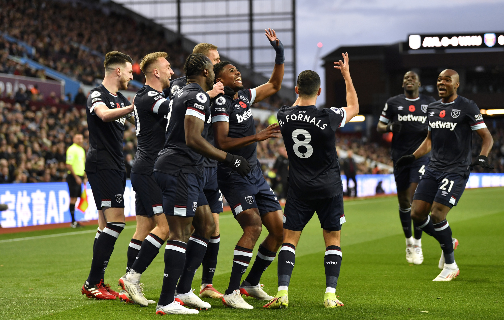 Thẻ đỏ nghiệt ngã, Aston Villa đại bại dưới tay West Ham