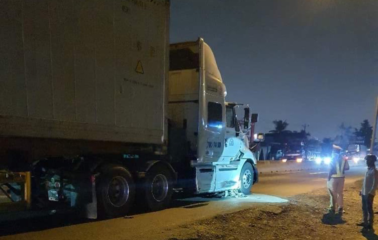 Người lái chết, xe máy bị cán nát dưới gầm container trên Quốc lộ 1