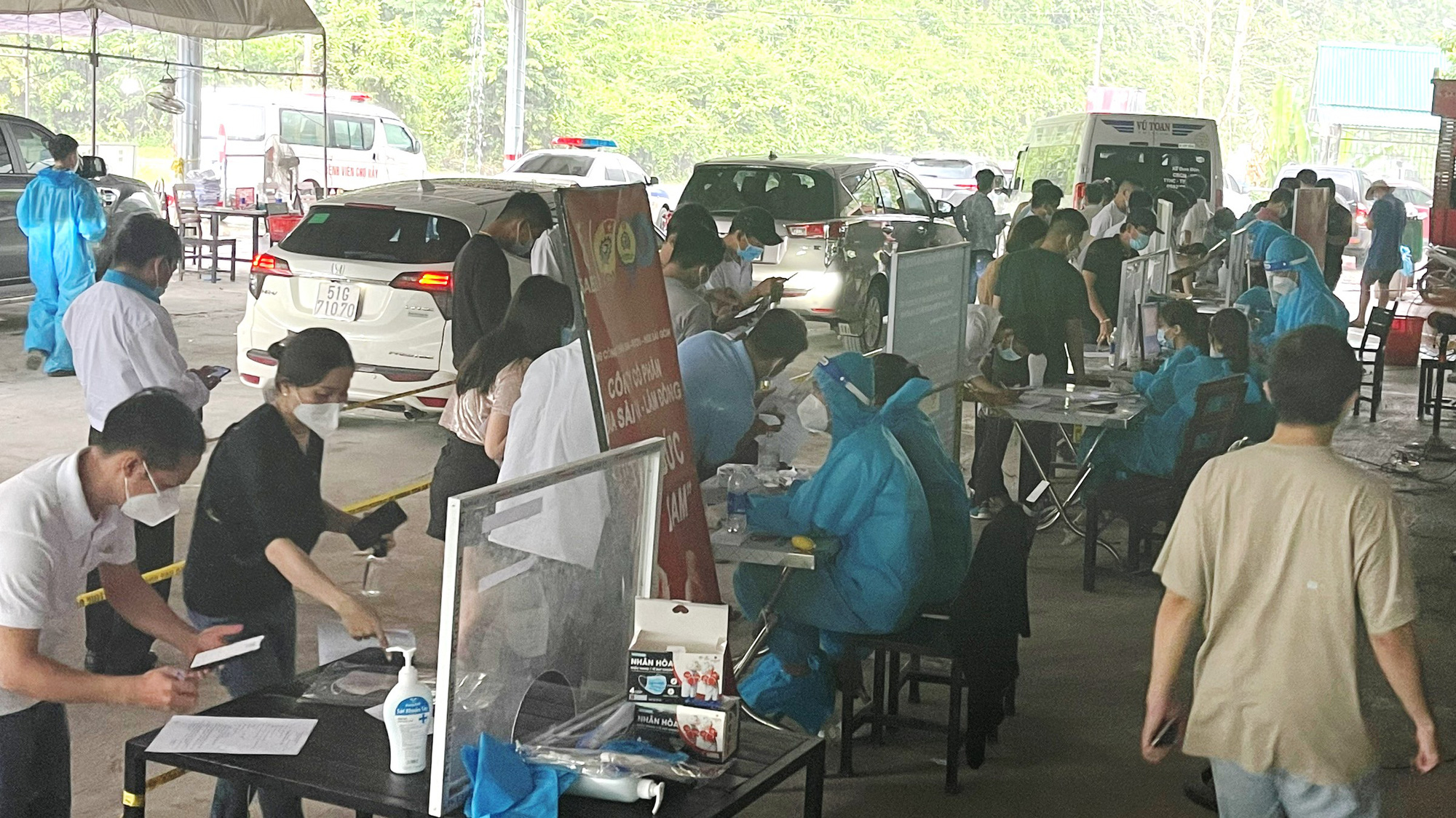 Đo&agrave;n người &ugrave;n &ugrave;n k&eacute;o l&ecirc;n L&acirc;m Đồng khiến chốt kiểm dịch Covid-19 đ&egrave;o Chuối qu&aacute; tải - Ảnh 1.