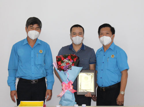 Đồng lòng vượt khó