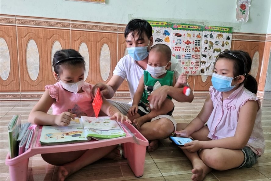 Con học online - công nhân gánh nỗi lo chồng chất