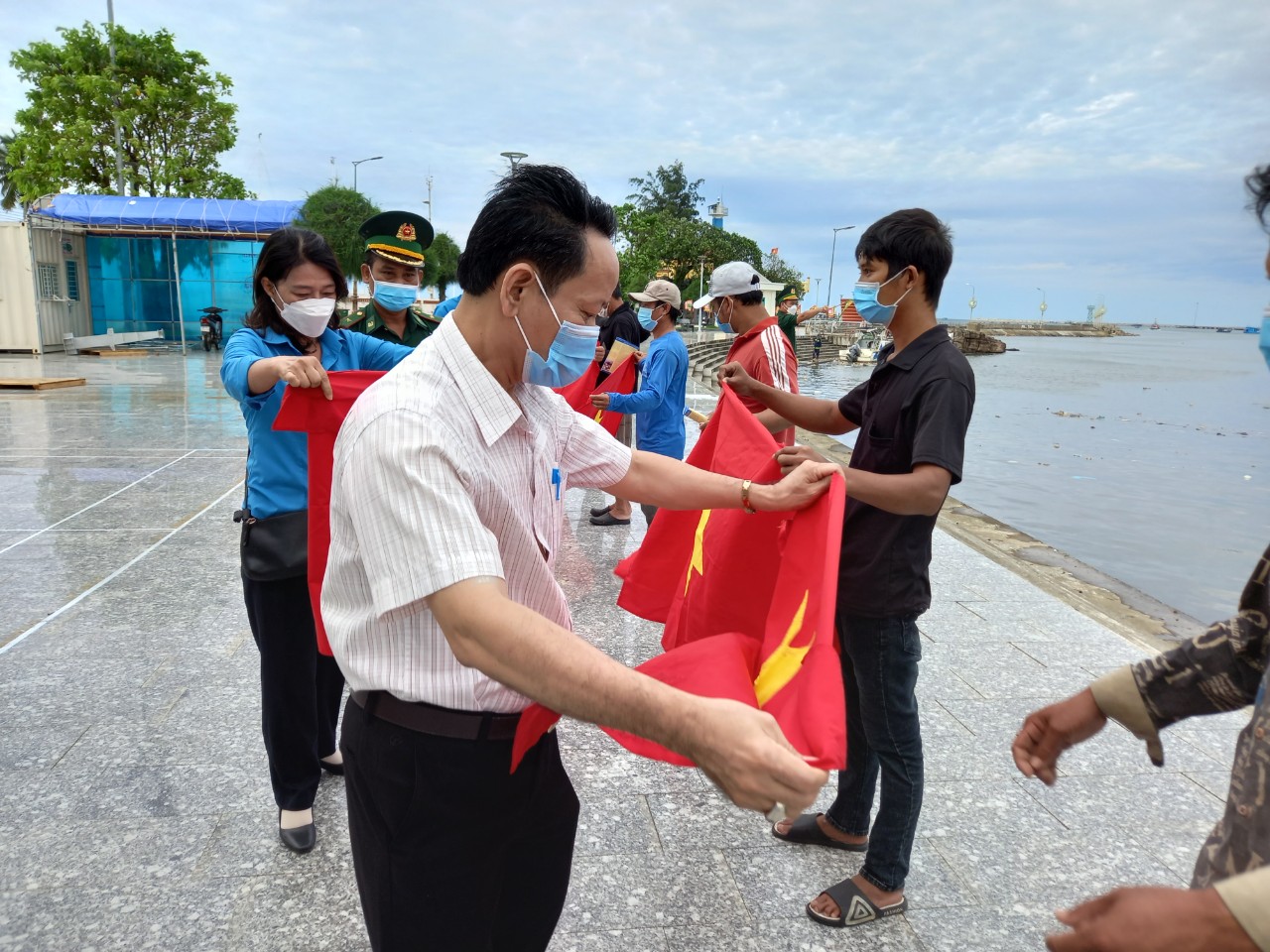 Trao cờ Tổ quốc cho ngư dân TP Phú Quốc - Ảnh 1.
